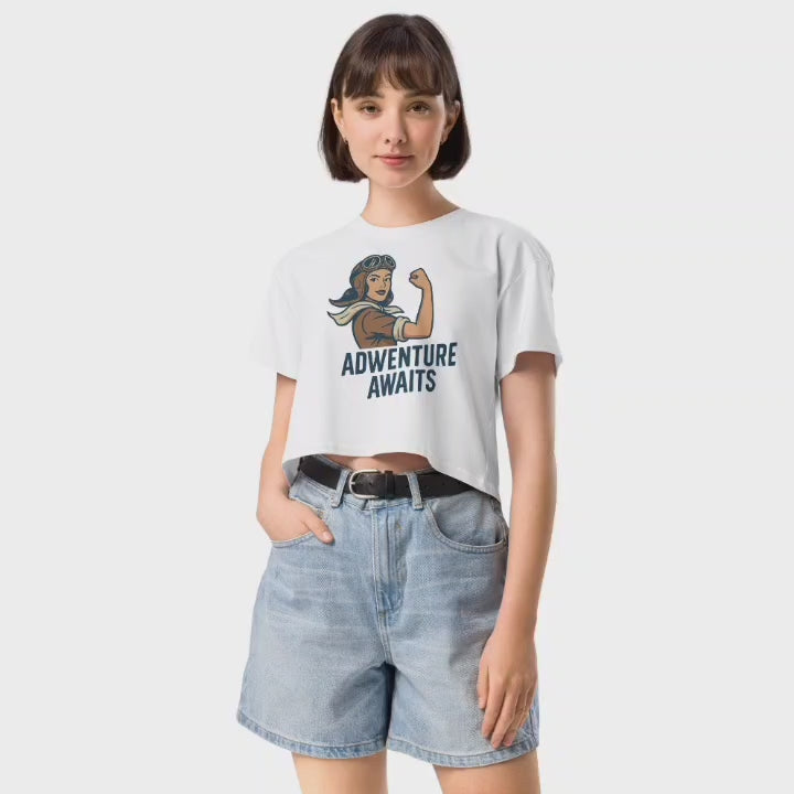 Camiseta corta / Crop-top "Adventure Awaits"